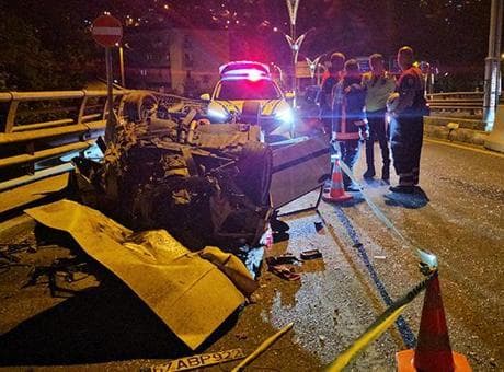 Otomobil, beton bariyere ve otomobile çarpıp takla attı: 1 yaralı