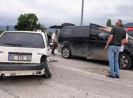 Bursa'da feci kaza! Minibüs ile otomobil çarpıştı: 3'ü çocuk 9 yaralı