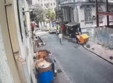 Beyoğlu'nda kargo hırsızlığı! Sokakta bırakılan el arabasına yaklaştı! Kameralar her şeyi kaydetti