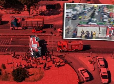 Yangın ihbarına gidiyorlardı! Kaza yapan itfaiye aracı yan yattı: 3 yaralı