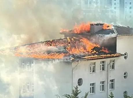 Beylikdüzü’nde ortaokul çatısında korkutan yangın! Alevler tüm çatıyı sardı
