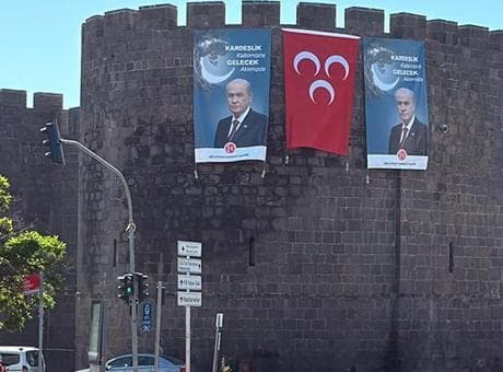 Barış çağrısı! Diyarbakır surlarında Bahçeli'nin dev posteri asıldı