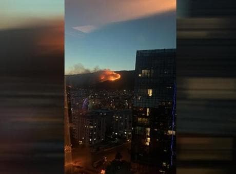 İzmir Karşıyaka'da yangın! Alevler rüzgarın etkisiyle kontrolden çıktı... Ekipler seferber oldu