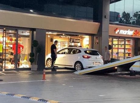 Bağcılar'da akılalmaz kaza! Otomobille akaryakıt istasyonu marketine daldı