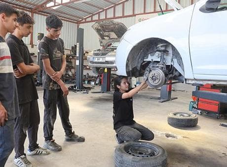 Motor söküyor, şanzıman indiriyor! 'Sanayi prensesi' 5 çırağa ustalık yapıyor