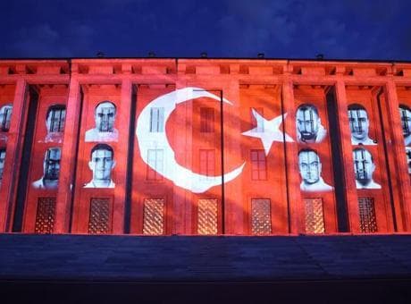 Gazi Meclis'te unutulmaz gece! 15 Temmuz Destanı TBMM duvarlarında yeniden canlandı