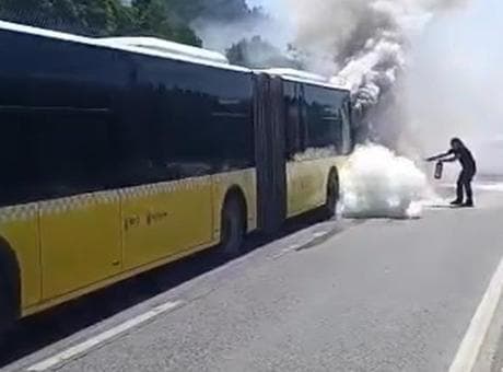 İstanbul'da İETT otobüsünde korku dolu anlar! Dumanı fark eden şoför faciayı önledi