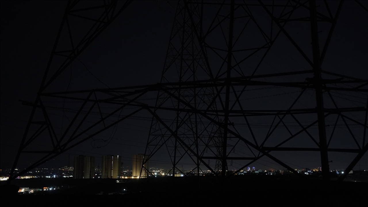 İsrail, enerji altyapısına saldırdı: Tahran’da elektrik kesintileri yaşandı